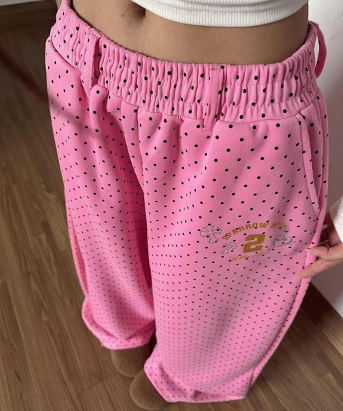 AsheKsha(アシクシャ)の「水玉柄のワイドパンツ(スウェットパンツ・レディース・ピンク・M)」の2枚目の写真