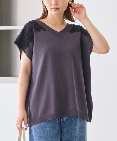 LAVEANGE（ラビアンジェ）の「配色レースVネックサマーニット｜大人フェミニン/上品レース配色/華奢見え/半袖ニット/体系カバー（ニット/セーター・レディース・ブラウン/チャコールグレー・F/3L/4L）」の2枚目の写真