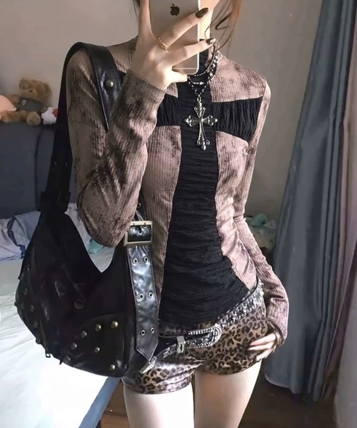 WESTBOY(ウエストボーイ)の「Y2K クロス ムラ染め リブ トップス WOG26S1TP03(Tシャツ/カットソー・レディース・ベージュ・FREE)」の1枚目の写真