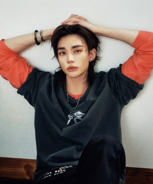 Guess(ゲス)の「【Stray Kids ヒョンジン着用】GUESS/ゲス UNI S/SLV TEE SHIRT グラフィックデザイン Tシャツ 半袖 メンズ レディース ユニセックス 2026年 夏 夏服(Tシャツ/カットソー・メンズ・チャコールグレー・L/M)」の2枚目の写真