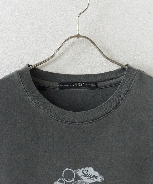 Guess（ゲス）の「【Stray Kids / ストレイキッズ Hyunjin / ヒョンジン 着用】GUESS/ゲス UNI S/SLV TEE SHIRT グラフィックデザイン Tシャツ 半袖 メンズ レディース ユニセックス 2026年 夏 夏服（Tシャツ/カットソー・メンズ・チャコールグレー・L/M）」の15枚目の写真