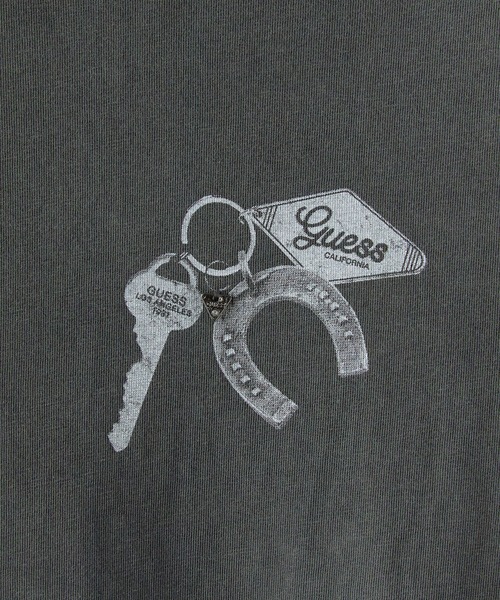 Guess（ゲス）の「【Stray Kids / ストレイキッズ Hyunjin / ヒョンジン 着用】GUESS/ゲス UNI S/SLV TEE SHIRT グラフィックデザイン Tシャツ 半袖 メンズ レディース ユニセックス 2026年 夏 夏服（Tシャツ/カットソー・メンズ・チャコールグレー・L/M）」の16枚目の写真