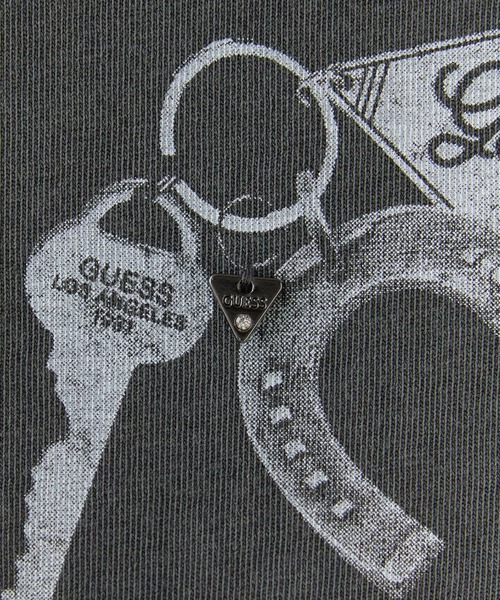 Guess（ゲス）の「【Stray Kids / ストレイキッズ Hyunjin / ヒョンジン 着用】GUESS/ゲス UNI S/SLV TEE SHIRT グラフィックデザイン Tシャツ 半袖 メンズ レディース ユニセックス 2026年 夏 夏服（Tシャツ/カットソー・メンズ・チャコールグレー・L/M）」の17枚目の写真