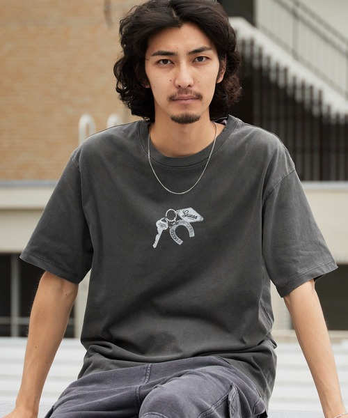 Guess（ゲス）の「【Stray Kids / ストレイキッズ Hyunjin / ヒョンジン 着用】GUESS/ゲス UNI S/SLV TEE SHIRT グラフィックデザイン Tシャツ 半袖 メンズ レディース ユニセックス 2026年 夏 夏服（Tシャツ/カットソー・メンズ・チャコールグレー・L/M）」の9枚目の写真