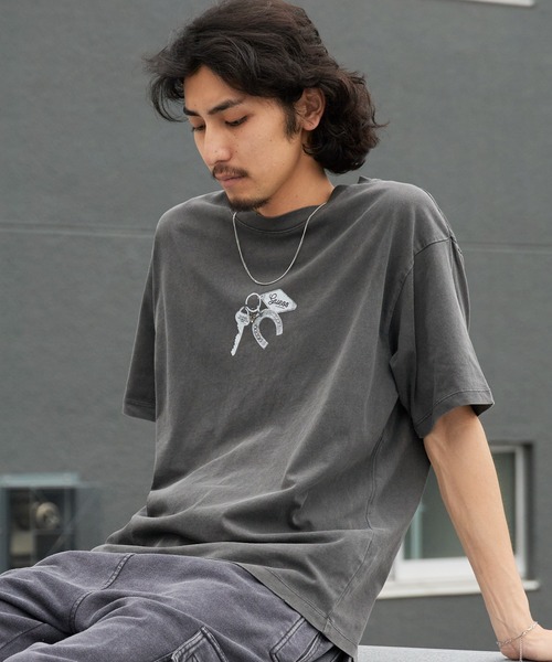 Guess（ゲス）の「【Stray Kids / ストレイキッズ Hyunjin / ヒョンジン 着用】GUESS/ゲス UNI S/SLV TEE SHIRT グラフィックデザイン Tシャツ 半袖 メンズ レディース ユニセックス 2026年 夏 夏服（Tシャツ/カットソー・メンズ・チャコールグレー・L/M）」の8枚目の写真