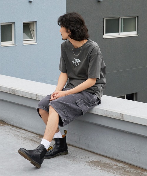 Guess（ゲス）の「【Stray Kids / ストレイキッズ Hyunjin / ヒョンジン 着用】GUESS/ゲス UNI S/SLV TEE SHIRT グラフィックデザイン Tシャツ 半袖 メンズ レディース ユニセックス 2026年 夏 夏服（Tシャツ/カットソー・メンズ・チャコールグレー・L/M）」の14枚目の写真