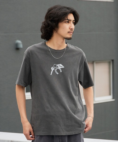 Guess（ゲス）の「【Stray Kids / ストレイキッズ Hyunjin / ヒョンジン 着用】GUESS/ゲス UNI S/SLV TEE SHIRT グラフィックデザイン Tシャツ 半袖 メンズ レディース ユニセックス 2026年 夏 夏服（Tシャツ/カットソー・メンズ・チャコールグレー・L/M）」の6枚目の写真