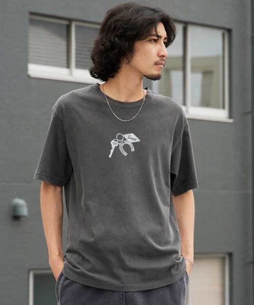 Guess（ゲス）の「【Stray Kids / ストレイキッズ Hyunjin / ヒョンジン 着用】GUESS/ゲス UNI S/SLV TEE SHIRT グラフィックデザイン Tシャツ 半袖 メンズ レディース ユニセックス 2026年 夏 夏服（Tシャツ/カットソー・メンズ・チャコールグレー・L/M）」の5枚目の写真