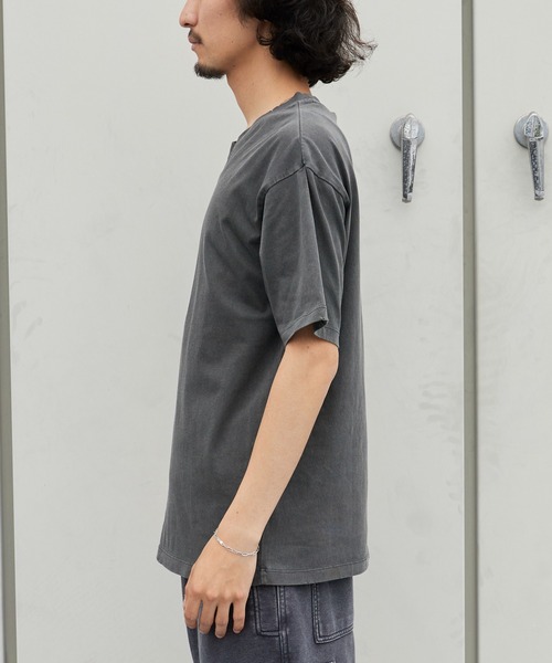 Guess（ゲス）の「【Stray Kids / ストレイキッズ Hyunjin / ヒョンジン 着用】GUESS/ゲス UNI S/SLV TEE SHIRT グラフィックデザイン Tシャツ 半袖 メンズ レディース ユニセックス 2026年 夏 夏服（Tシャツ/カットソー・メンズ・チャコールグレー・L/M）」の3枚目の写真