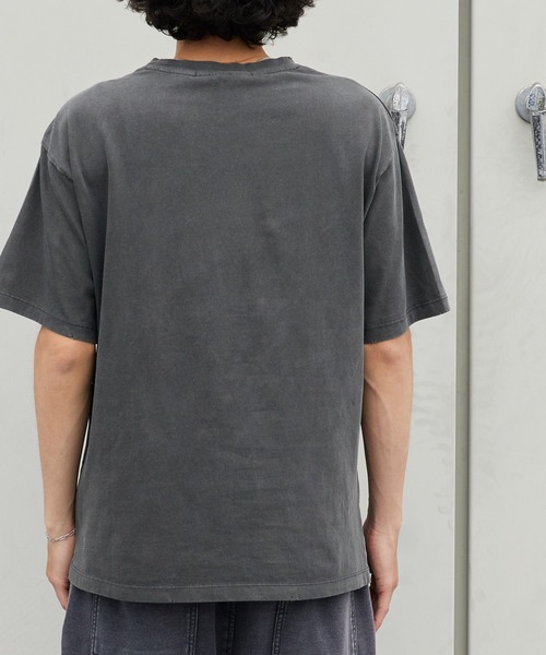 Guess（ゲス）の「【Stray Kids / ストレイキッズ Hyunjin / ヒョンジン 着用】GUESS/ゲス UNI S/SLV TEE SHIRT グラフィックデザイン Tシャツ 半袖 メンズ レディース ユニセックス 2026年 夏 夏服（Tシャツ/カットソー・メンズ・チャコールグレー・L/M）」の4枚目の写真