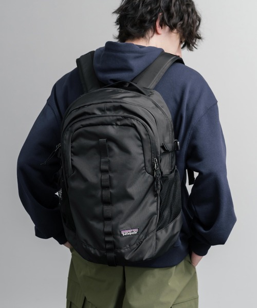 patagonia(パタゴニア)の「Patagonia パタゴニア REFUGIO DAY PACK 26L A4収納可能大容量リュック/バックパック(バックパック/リュック・メンズ・チャコール/ブラック/ブルー・FREE)」の1枚目の写真