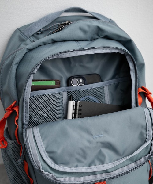 patagonia(パタゴニア)の「Patagonia パタゴニア REFUGIO DAY PACK 26L A4収納可能大容量リュック/バックパック(バックパック/リュック・メンズ・チャコール/ブラック/ブルー・FREE)」の4枚目の写真