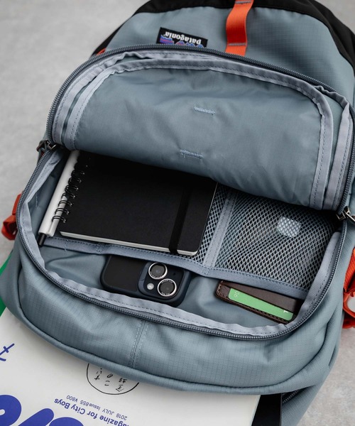 patagonia(パタゴニア)の「Patagonia パタゴニア REFUGIO DAY PACK 26L A4収納可能大容量リュック/バックパック(バックパック/リュック・メンズ・チャコール/ブラック/ブルー・FREE)」の7枚目の写真