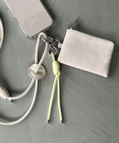 LOWRYS FARM(ローリーズファーム)の「【サイズ調節可能】ケースチャーム付きモバイルストラップ 1044969/GOODS(スマホグッズ・レディース・ブラック/オフホワイト・FREE)」の8枚目の写真