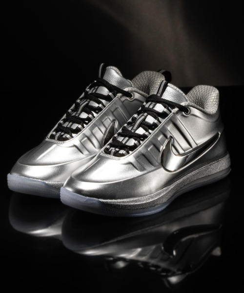 NIKE(ナイキ)の「NIKE BOOK 2 EP / ナイキ ブック 2 EP【SP】(スニーカー・メンズ・シルバー・26.0cm/26.5cm/27.0cm/27.5cm/28.0cm/28.5cm/29.0cm/30.0cm)」の2枚目の写真