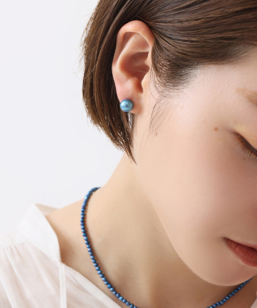 Lilas(リラ)の「8mmインディゴパール1粒ピアス K10(両耳)(ピアス(両耳用)・レディース・ネイビー・FREE)」の4枚目の写真