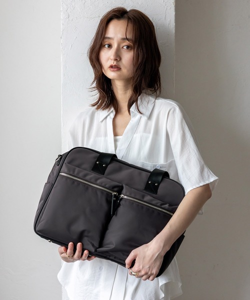 VitaFelice（ヴィータフェリーチェ）の「2WAY撥水ナイロンボストンバッグ キャリーバー通し付き（ボストンバッグ・レディース・ブラック/チャコールグレー・FREE）」の6枚目の写真