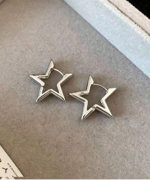 tunee(チュニー)の「【TUNE】スターモチーフピアス(ピアス(両耳用)・レディース・シルバー・FREE)」の3枚目の写真