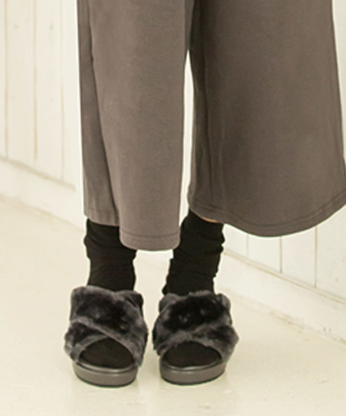 Re:EDIT(リエディ)の「フェイクファークロスベルトサンダル(サンダル・レディース・グレー/ベージュ/ブラック・SMALL/LARGE/MEDIUM/X-LARGE)」の2枚目の写真