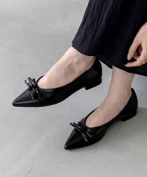 menue(メヌエ)の「トリプルリボン ポインテッドトゥ ローヒール パンプス(パンプス・レディース・ダークブラウン/ブラック/レッド・25.0cm/22.0cm/25.5cm/21.5cm/24.5cm/26.0cm/24.0cm/23.5cm/23.0cm/22.5cm)」の4枚目の写真
