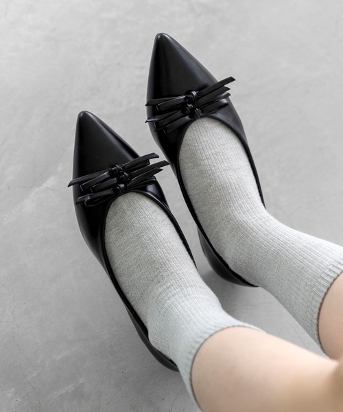 menue(メヌエ)の「トリプルリボン ポインテッドトゥ ローヒール パンプス(パンプス・レディース・ダークブラウン/ブラック/レッド・25.0cm/22.0cm/25.5cm/21.5cm/24.5cm/26.0cm/24.0cm/23.5cm/23.0cm/22.5cm)」の11枚目の写真