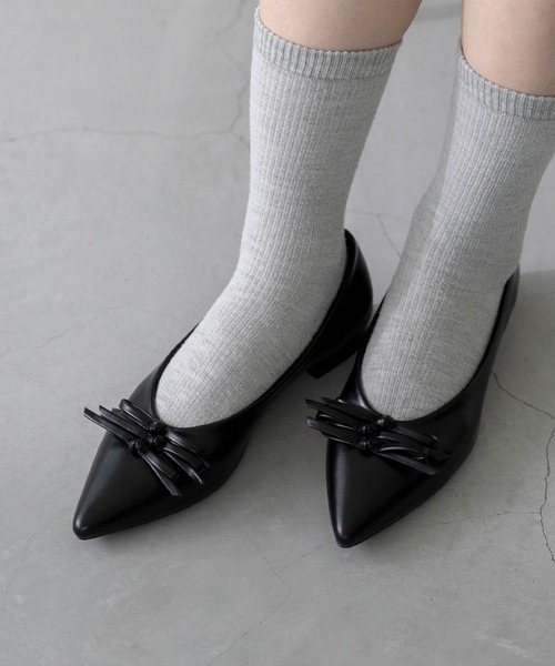 menue(メヌエ)の「トリプルリボン ポインテッドトゥ ローヒール パンプス(パンプス・レディース・ダークブラウン/ブラック/レッド・25.0cm/22.0cm/25.5cm/21.5cm/24.5cm/26.0cm/24.0cm/23.5cm/23.0cm/22.5cm)」の13枚目の写真