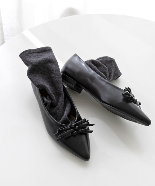 menue(メヌエ)の「トリプルリボン ポインテッドトゥ ローヒール パンプス(パンプス・レディース・ダークブラウン/ブラック/レッド・25.0cm/22.0cm/25.5cm/21.5cm/24.5cm/26.0cm/24.0cm/23.5cm/23.0cm/22.5cm)」の14枚目の写真