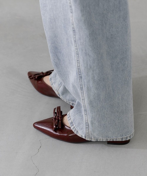 menue(メヌエ)の「トリプルリボン ポインテッドトゥ ローヒール パンプス(パンプス・レディース・ダークブラウン/ブラック/レッド・25.0cm/22.0cm/25.5cm/21.5cm/24.5cm/26.0cm/24.0cm/23.5cm/23.0cm/22.5cm)」の18枚目の写真