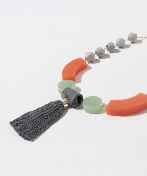 Ray BEAMS（レイビームス）の「BLUMA PROJECT / Maizy ネックレス（ネックレス・レディース・オレンジ/ネイビー・ONE SIZE）」の5枚目の写真