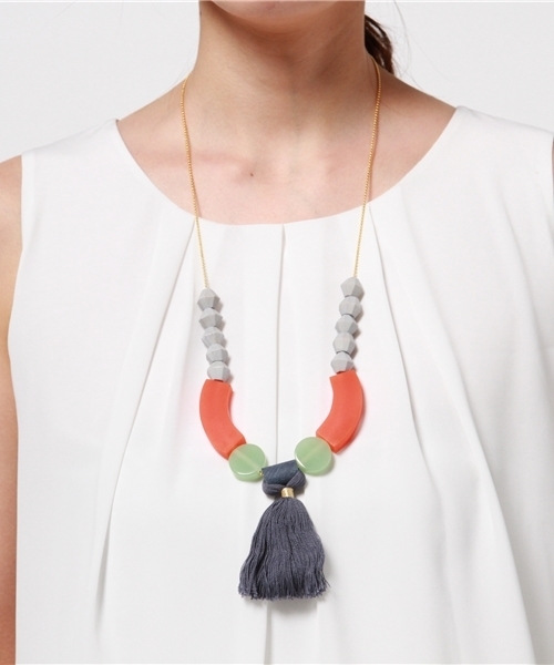 Ray BEAMS（レイビームス）の「BLUMA PROJECT / Maizy ネックレス（ネックレス・レディース・オレンジ/ネイビー・ONE SIZE）」の7枚目の写真