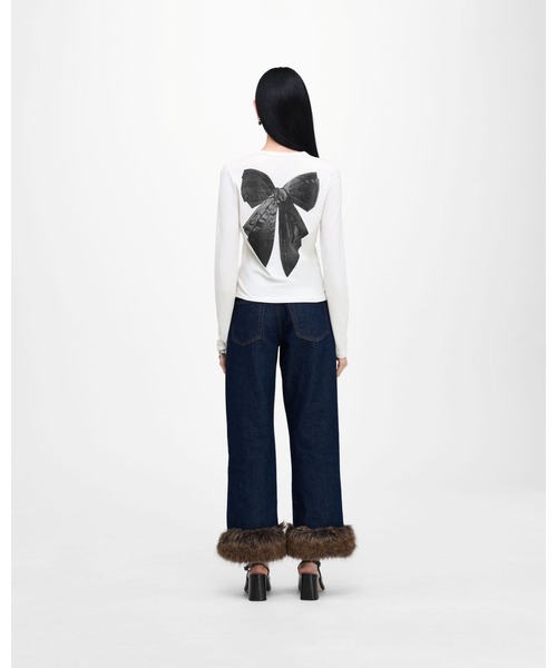 MARC JACOBS(マークジェイコブス)の「OVERSIZED RUNWAY BOW LOGO LONGSLEEVE/オーバーサイズド ランウェイ ボウ ロゴ ロングスリーブ(Tシャツ/カットソー・レディース・ホワイト・L/M/S/XS)」の3枚目の写真