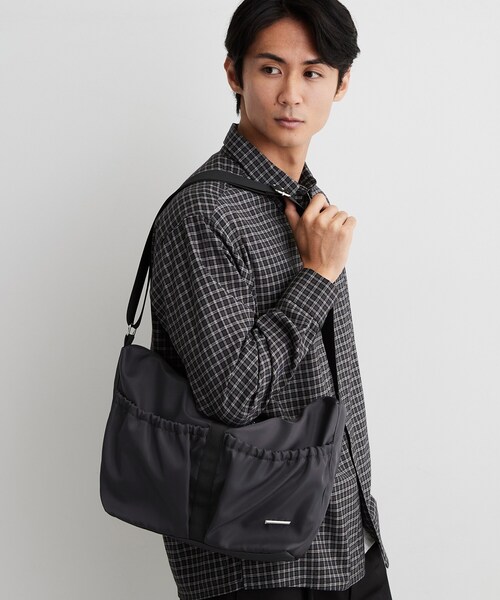 THE SHOP TK (ザ ショップ ティーケー )の「ダブルポケット ナイロンショルダーバッグ(ショルダーバッグ・メンズ・ダークグレー/ブラック・00)」の3枚目の写真