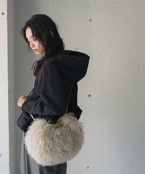 mili an deni(ミリアンデニ)の「シープファーハーフムーンショルダーバッグ(ショルダーバッグ・レディース・アイボリー/モカ/ブラック・F)」の6枚目の写真