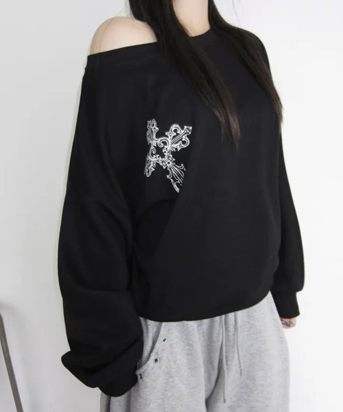 Emilie(エミリー)の「クロスプリント ボートネックスウェットトップス(Tシャツ/カットソー・レディース・ホワイト/ブラック/グレー・FREE)」の3枚目の写真