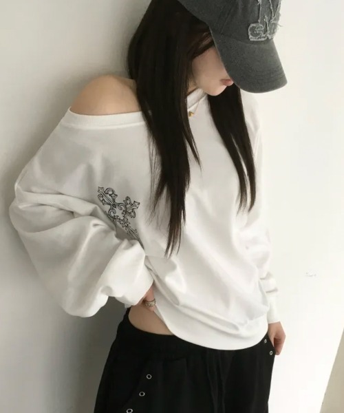 Emilie(エミリー)の「クロスプリント ボートネックスウェットトップス(Tシャツ/カットソー・レディース・ホワイト/ブラック/グレー・FREE)」の4枚目の写真