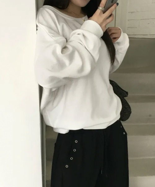 Emilie(エミリー)の「クロスプリント ボートネックスウェットトップス(Tシャツ/カットソー・レディース・ホワイト/ブラック/グレー・FREE)」の5枚目の写真