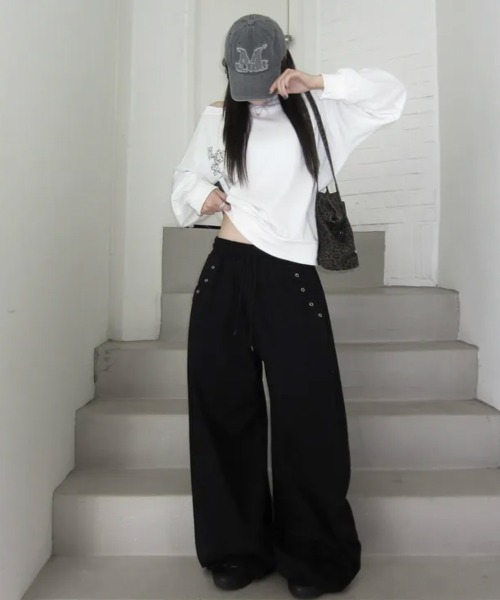 Emilie(エミリー)の「クロスプリント ボートネックスウェットトップス(Tシャツ/カットソー・レディース・ホワイト/ブラック/グレー・FREE)」の7枚目の写真