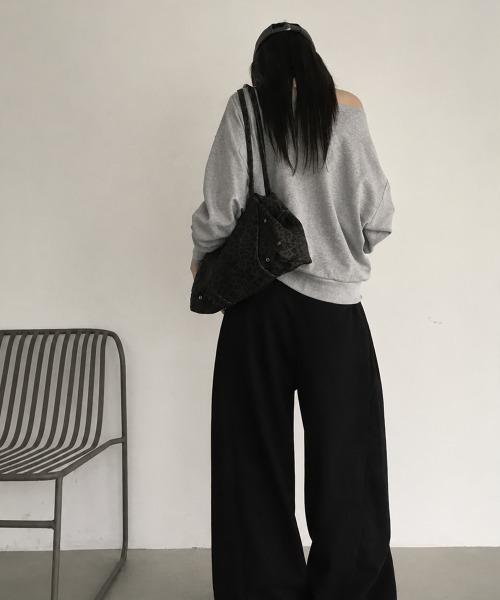 Emilie(エミリー)の「クロスプリント ボートネックスウェットトップス(Tシャツ/カットソー・レディース・ホワイト/ブラック/グレー・FREE)」の12枚目の写真