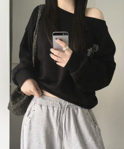 Emilie(エミリー)の「クロスプリント ボートネックスウェットトップス(Tシャツ/カットソー・レディース・ホワイト/ブラック/グレー・FREE)」の13枚目の写真