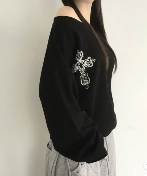 Emilie(エミリー)の「クロスプリント ボートネックスウェットトップス(Tシャツ/カットソー・レディース・ホワイト/ブラック/グレー・FREE)」の14枚目の写真