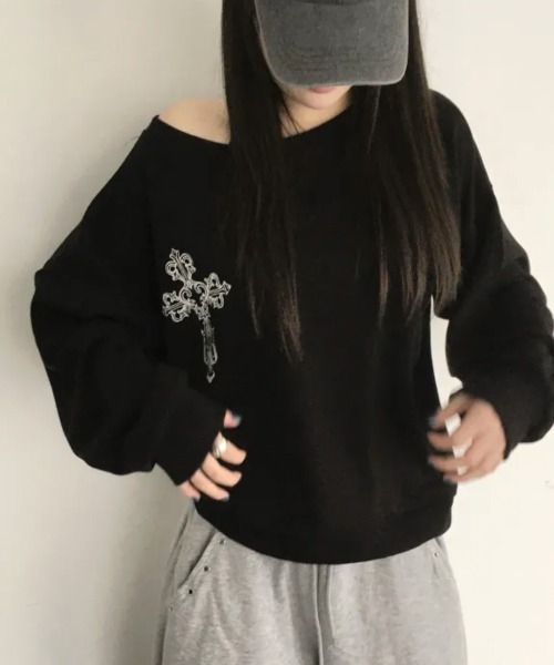 Emilie(エミリー)の「クロスプリント ボートネックスウェットトップス(Tシャツ/カットソー・レディース・ホワイト/ブラック/グレー・FREE)」の15枚目の写真