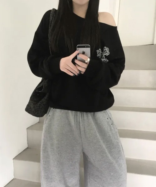 Emilie(エミリー)の「クロスプリント ボートネックスウェットトップス(Tシャツ/カットソー・レディース・ホワイト/ブラック/グレー・FREE)」の17枚目の写真