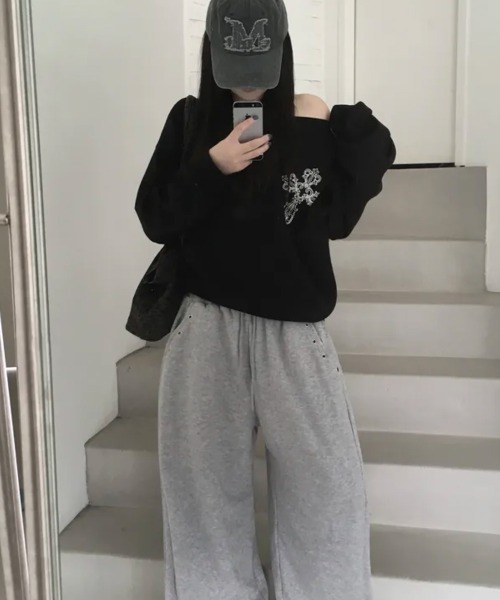 Emilie(エミリー)の「クロスプリント ボートネックスウェットトップス(Tシャツ/カットソー・レディース・ホワイト/ブラック/グレー・FREE)」の18枚目の写真