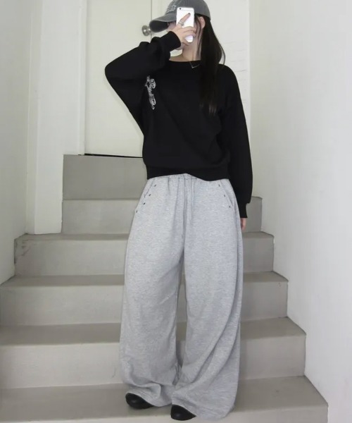 Emilie(エミリー)の「クロスプリント ボートネックスウェットトップス(Tシャツ/カットソー・レディース・ホワイト/ブラック/グレー・FREE)」の19枚目の写真