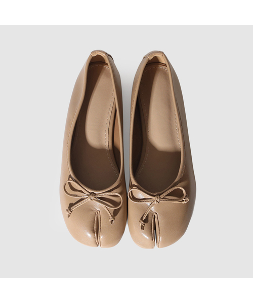 APTO(アプト)の「TABI Ribbon Flat TABI リボンフラット AINF004(バレエシューズ・レディース・ベージュ/シルバー/バーガンディー/ブラック/アイボリー・23cm/23.5cm/24cm/24.5cm/25cm)」の3枚目の写真