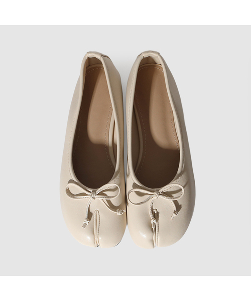 APTO(アプト)の「TABI Ribbon Flat TABI リボンフラット AINF004(バレエシューズ・レディース・ベージュ/シルバー/バーガンディー/ブラック/アイボリー・23cm/23.5cm/24cm/24.5cm/25cm)」の2枚目の写真