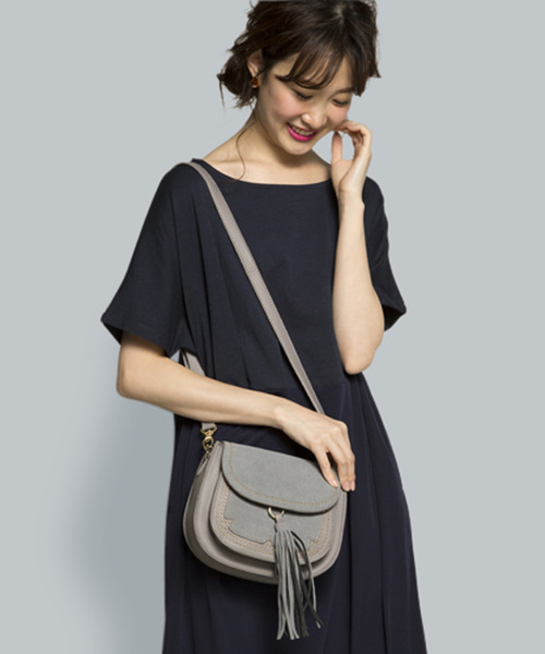 PLAIN CLOTHING（プレーンクロージング）の「タッセル付きラウンドショルダーバッグ【PLAIN CLOTHING】（ショルダーバッグ・レディース・ボルドー/キャメル/グレー/ブラック・FREE）」の3枚目の写真