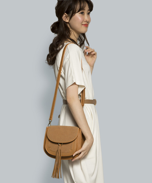 PLAIN CLOTHING（プレーンクロージング）の「タッセル付きラウンドショルダーバッグ【PLAIN CLOTHING】（ショルダーバッグ・レディース・ボルドー/キャメル/グレー/ブラック・FREE）」の17枚目の写真