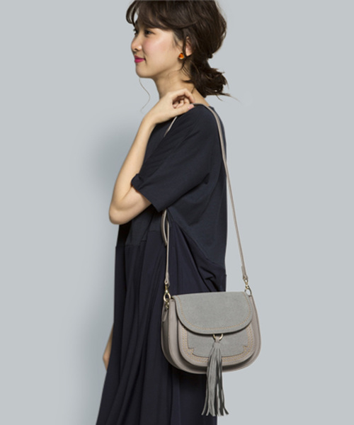 PLAIN CLOTHING（プレーンクロージング）の「タッセル付きラウンドショルダーバッグ【PLAIN CLOTHING】（ショルダーバッグ・レディース・ボルドー/キャメル/グレー/ブラック・FREE）」の11枚目の写真