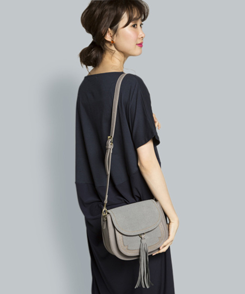 PLAIN CLOTHING（プレーンクロージング）の「タッセル付きラウンドショルダーバッグ【PLAIN CLOTHING】（ショルダーバッグ・レディース・ボルドー/キャメル/グレー/ブラック・FREE）」の12枚目の写真